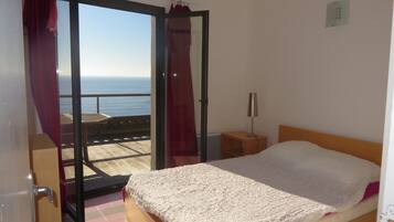 3 makuuhuonetta, työpöytä, silitysrauta/-lauta, vauvan matkasänky