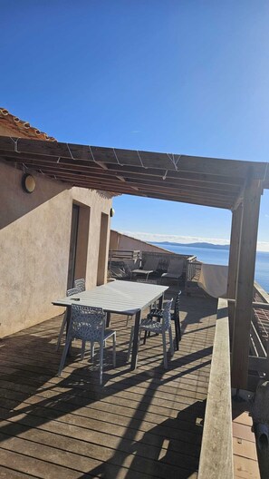 Outdoor dining - In front... only the sea (Carqueiranne)
