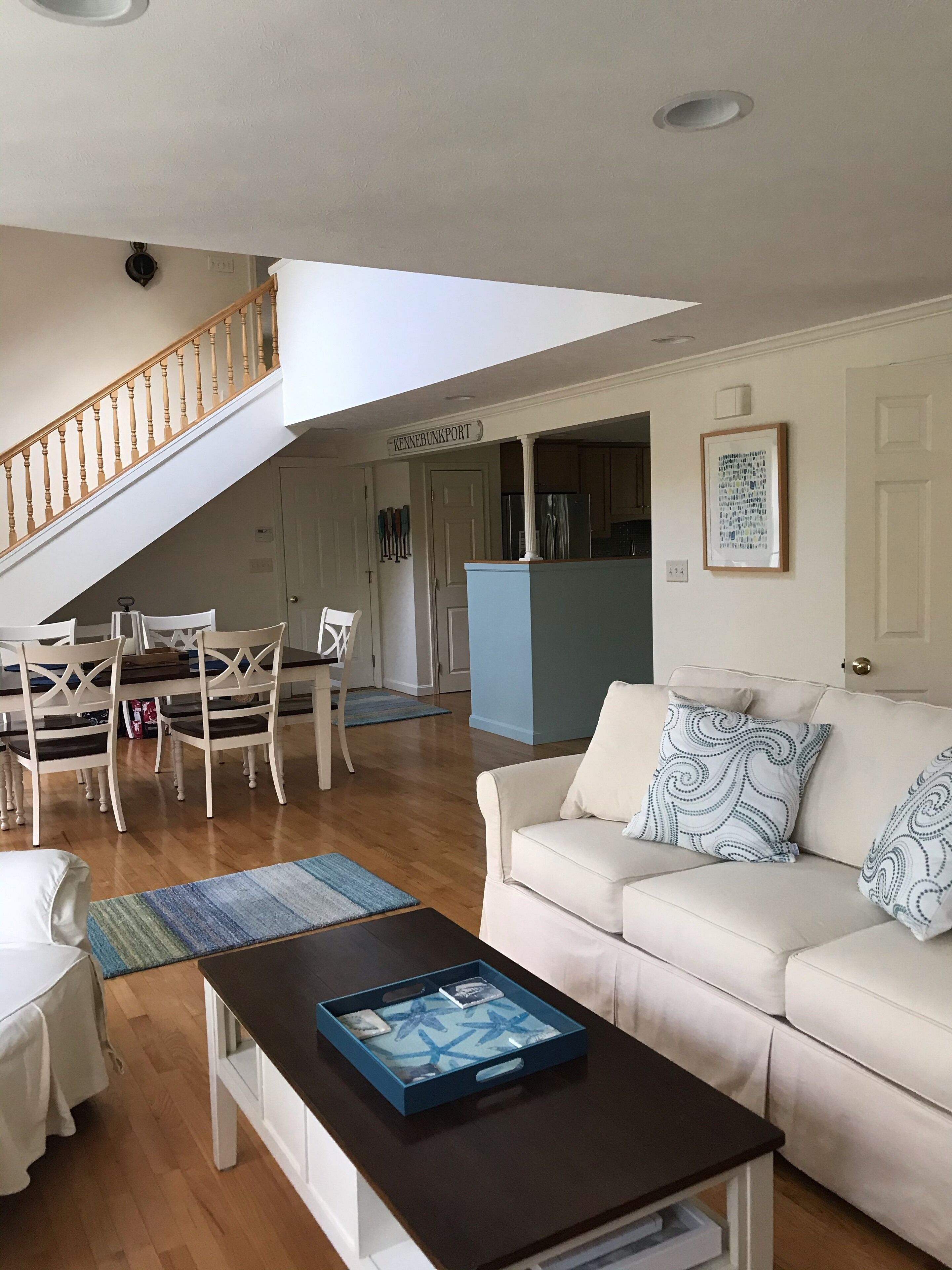 Relaxing, sunny home, peaceful wooded setting, 10 minutes to Goose Rocks Beach!