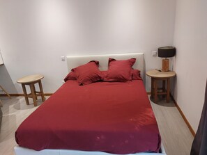 1 habitación, tabla de planchar con plancha, wifi y ropa de cama 
