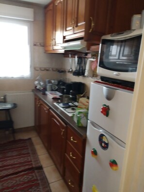 Frigorifero, microonde, forno, piano cottura