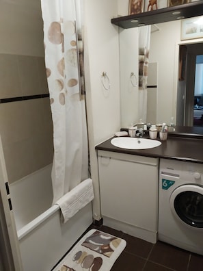 Bathtub, free toiletries, hair dryer, towels
