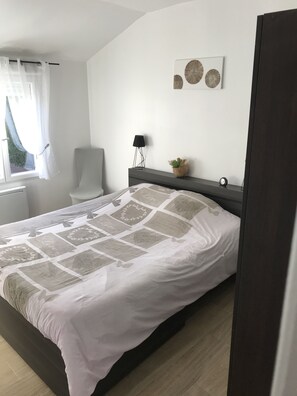 2 habitaciones, tabla de planchar con plancha y cuna de viaje 