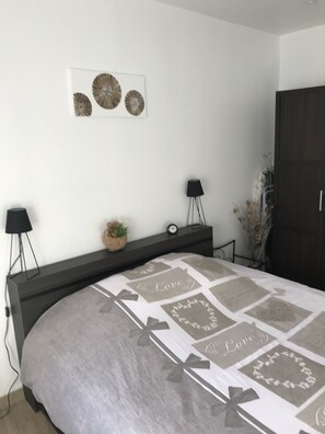 2 quartos, ferros/tábuas de passar roupa, berço de viagem