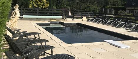 Een buitenzwembad, een verwarmd zwembad