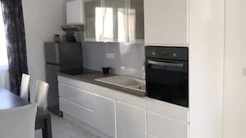 Een koelkast, een microgolfoven, een oven, een kookplaat