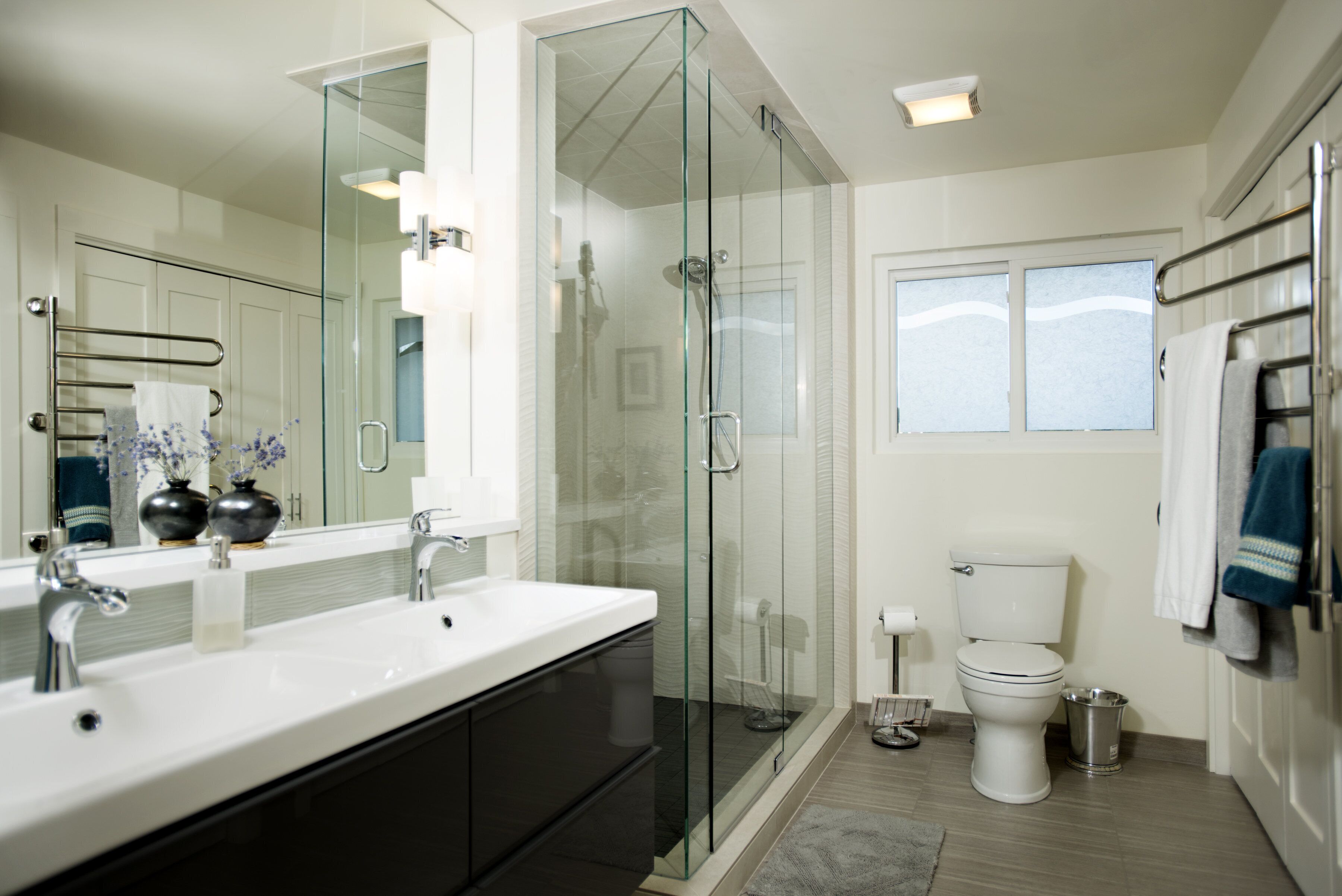 LA CONNER BENTON STREET RETREAT - IN-TOWN - 3 BLOCKS TO EVERYTHING AND VIEWS! !