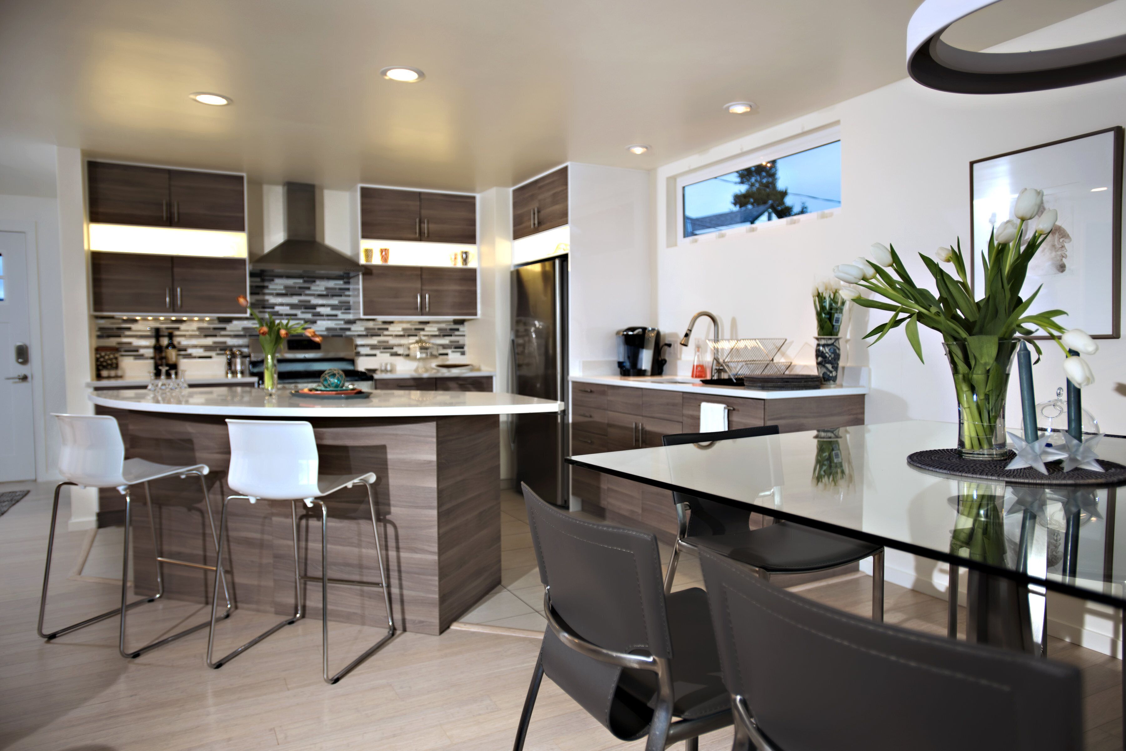 LA CONNER BENTON STREET RETREAT - IN-TOWN - 3 BLOCKS TO EVERYTHING AND VIEWS! !