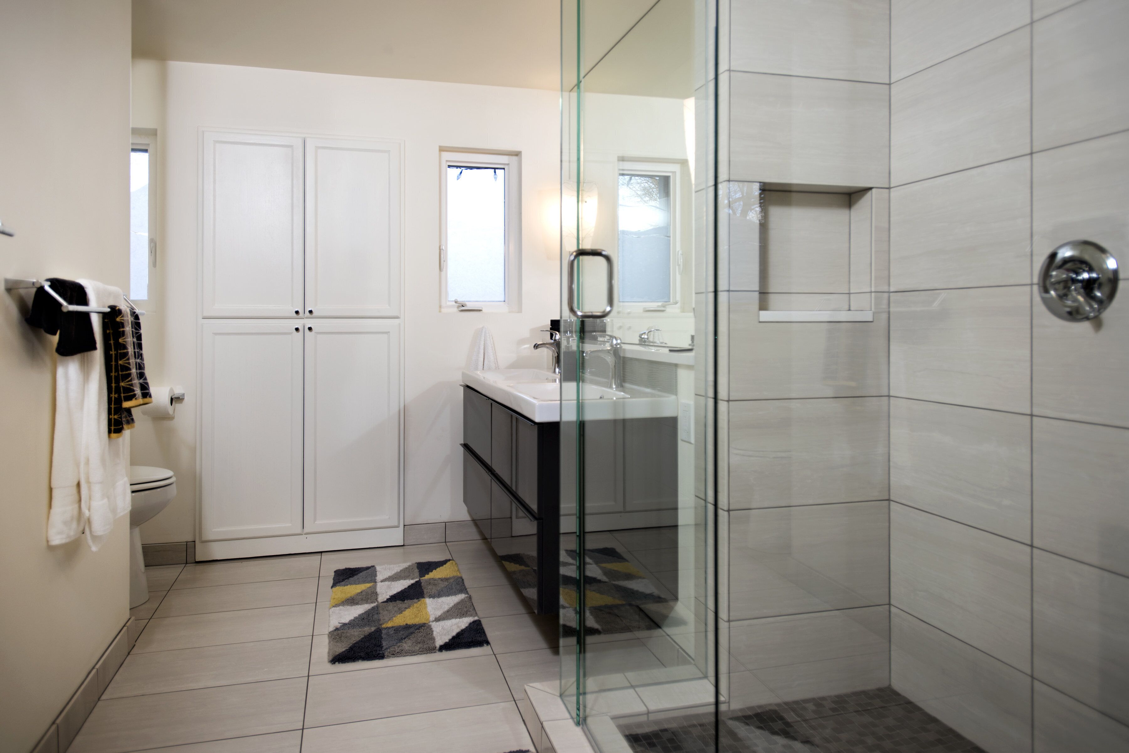 LA CONNER BENTON STREET RETREAT - IN-TOWN - 3 BLOCKS TO EVERYTHING AND VIEWS! !