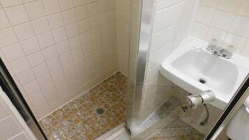 Suite, 2 grands lits, non-fumeurs, vue ville | Salle de bain | Sèche-cheveux, serviettes fournies, papier toilette