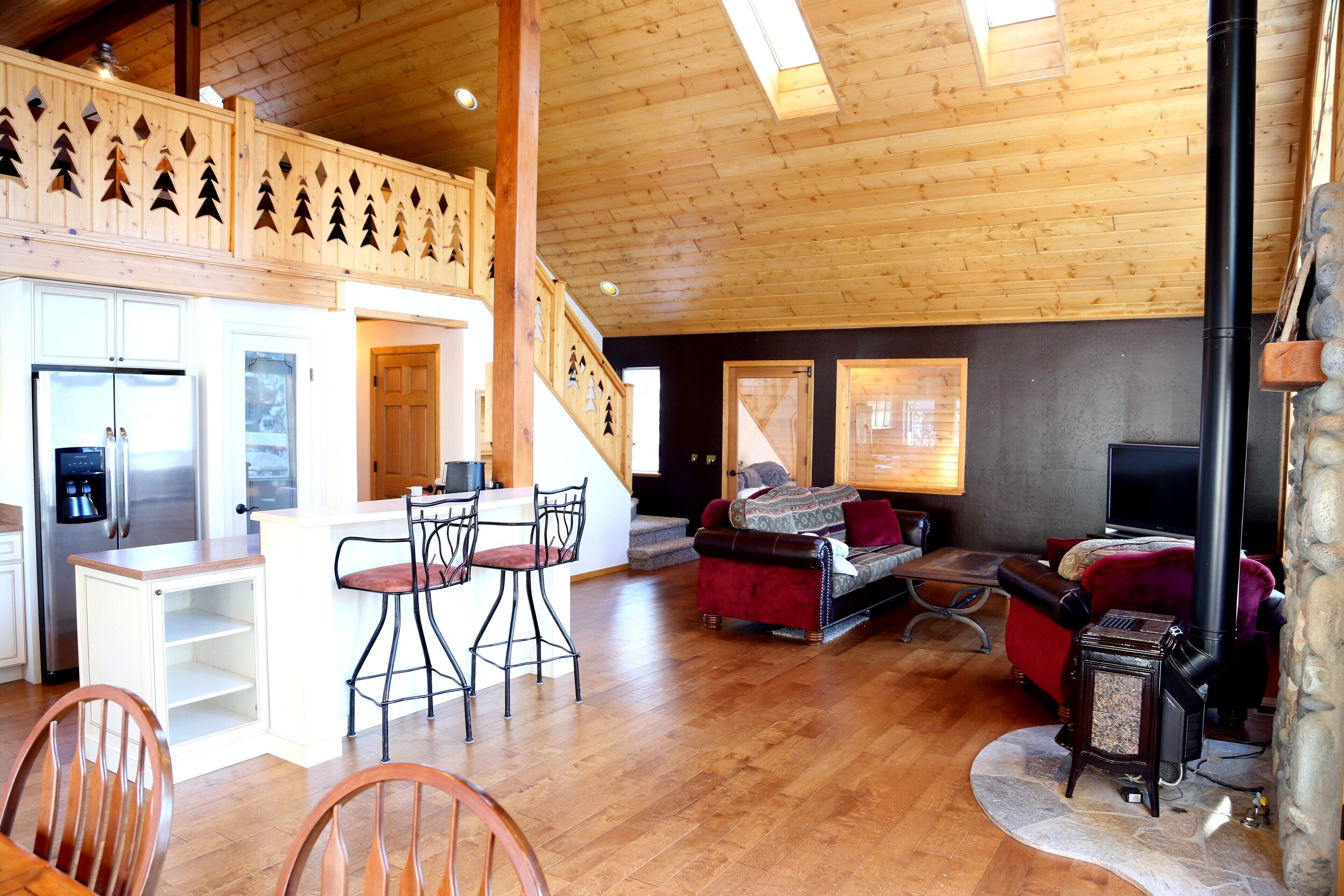 Beautiful, Luxury Truckee Tahoe Mountain Getaway!! Hot Tub, BBQ!  Sleeps 8-10.