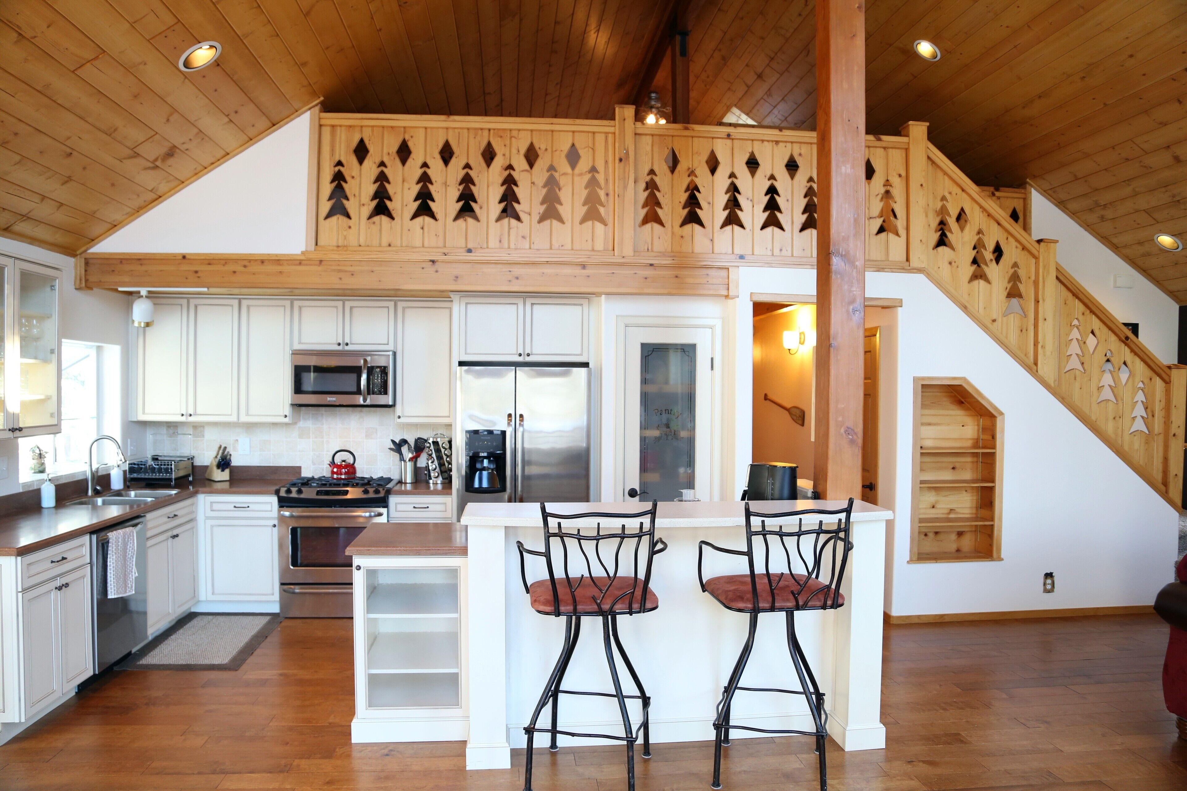 Beautiful, Luxury Truckee Tahoe Mountain Getaway!! Hot Tub, BBQ!  Sleeps 8-10.