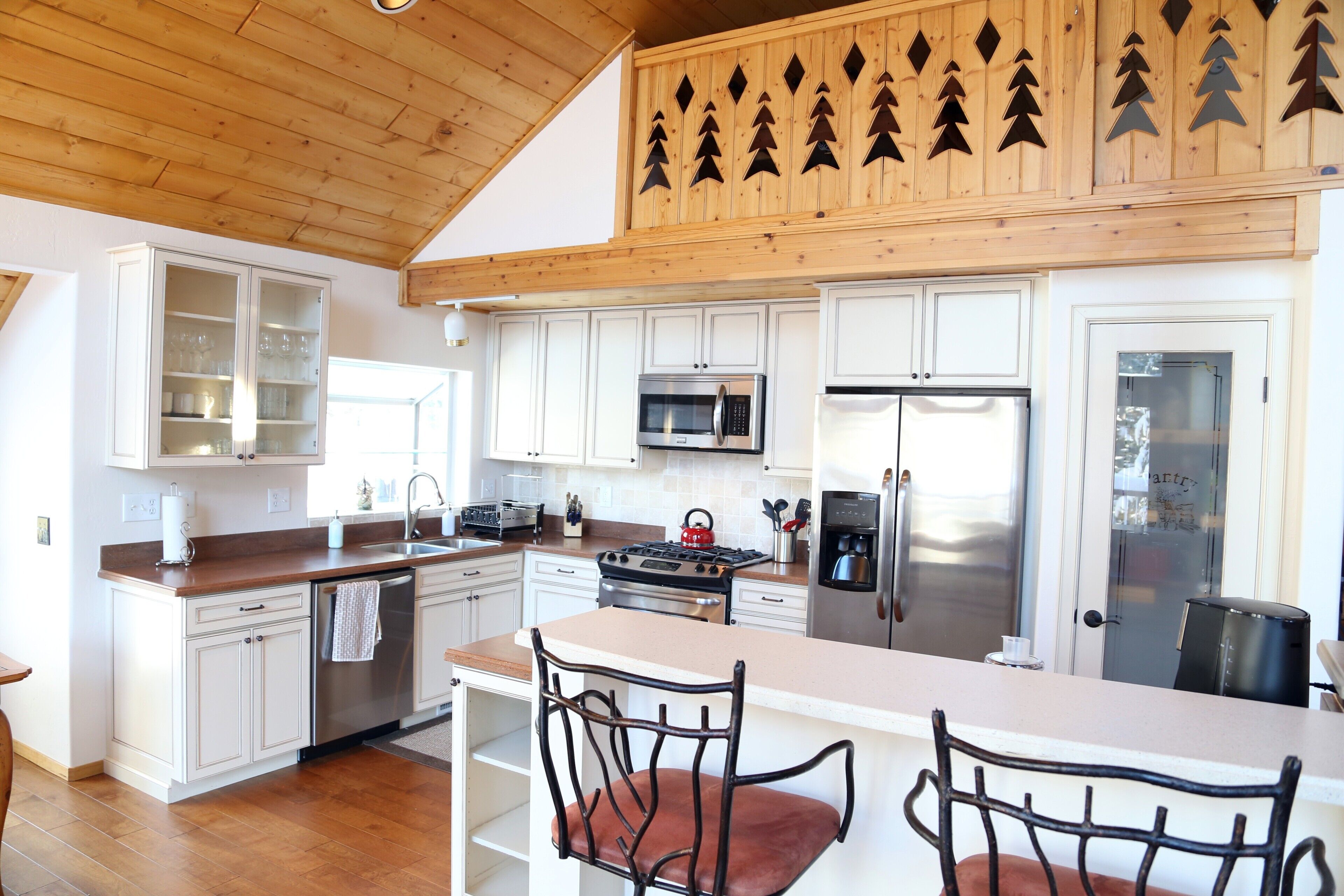 Beautiful, Luxury Truckee Tahoe Mountain Getaway!! Hot Tub, BBQ!  Sleeps 8-10.