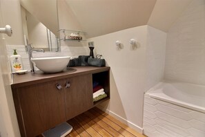 Badekar, hårtørrer, håndklæder, Toiletpapir