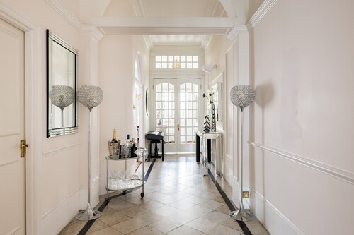 Luxury Flat: 3 min to Heathrow Express & Hyde Park; Private Entrance, Parking.