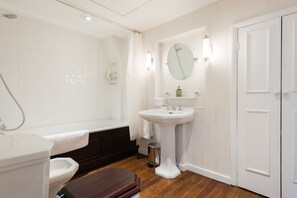 Duschwanne, Haartrockner, Bidet, Handtücher