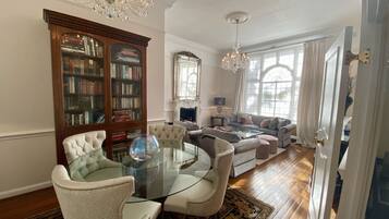 Smart TV, fireplace, books, music library