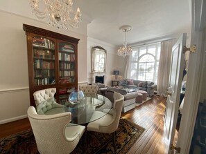 Smart TV, fireplace, books, music library