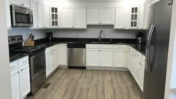 Frigorífic, microones, forn i placa de cuina