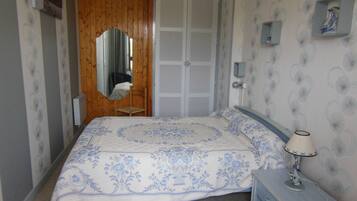 3 slaapkamers, een bureau, een strijkplank/strijkijzer, reisbedje