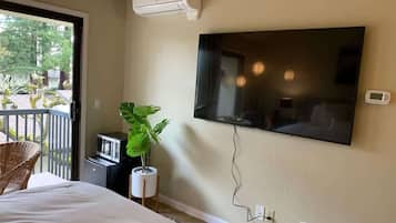 1 slaapkamer, een bureau, een strijkplank/strijkijzer, reisbedje