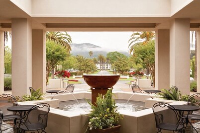 Dream in Napa: Luxe King Bed Near Wineries