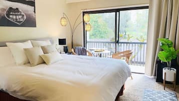 1 chambre, bureau, fer et planche à repasser, lit parapluie