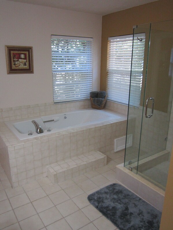 Combined shower/tub, jetted tub, hair dryer, towels