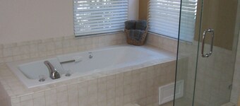 Lutz Cottage - Pool / 4 Bed 2 Bath / Interstate Access