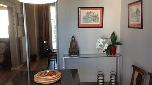 A dining area with a glass table, wicker basket, and two candle holders. - Charm, quietness, beach, city, ideal location and 5 minutes from motorways (Marseille)