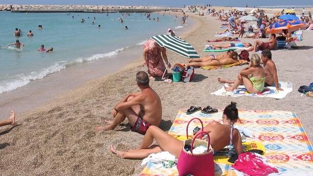 A crowded beach with people sunbathing and swimming. - Charm, quietness, beach, city, ideal location and 5 minutes from motorways (Marseille)