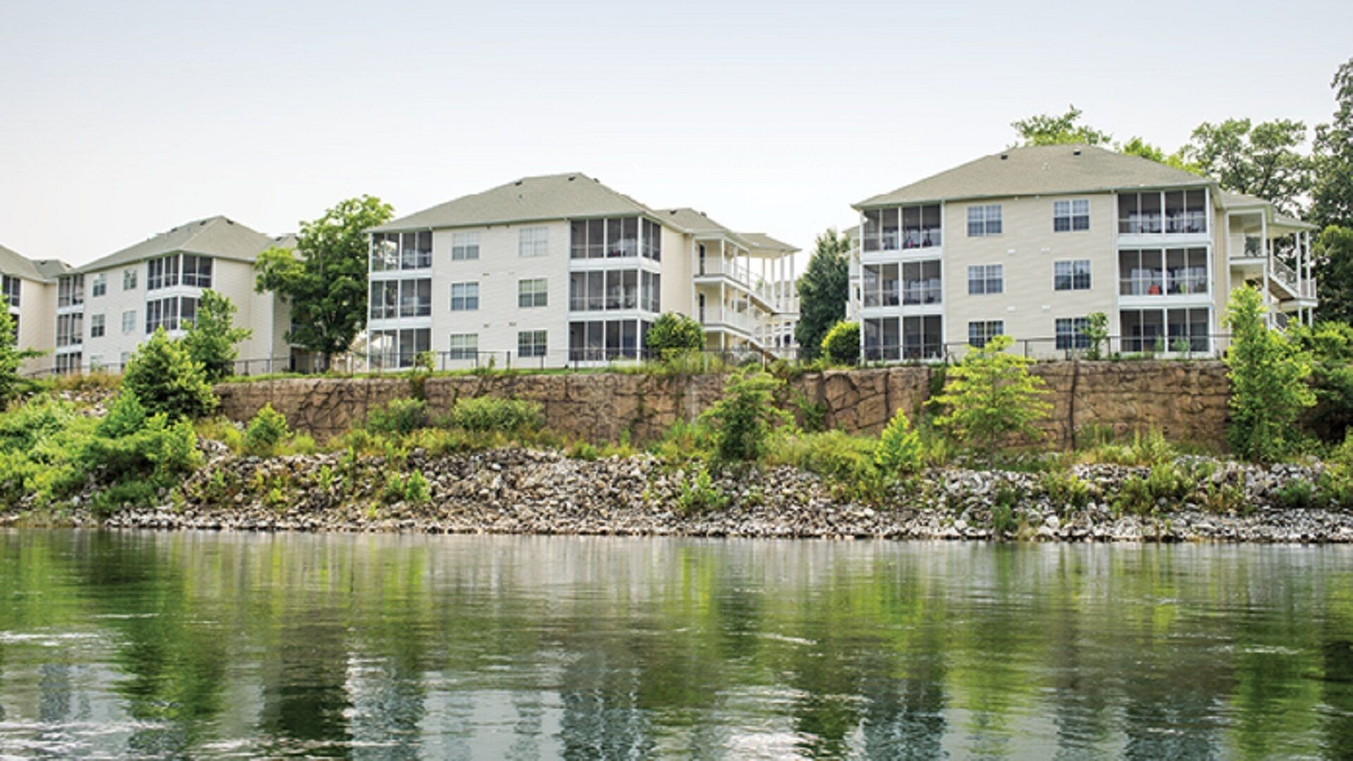 2 BDRM~ SUITES AT FALL CREEK~ FISHING, CLUBHOUSE, GOLF, BOATING, INDOOR POOL