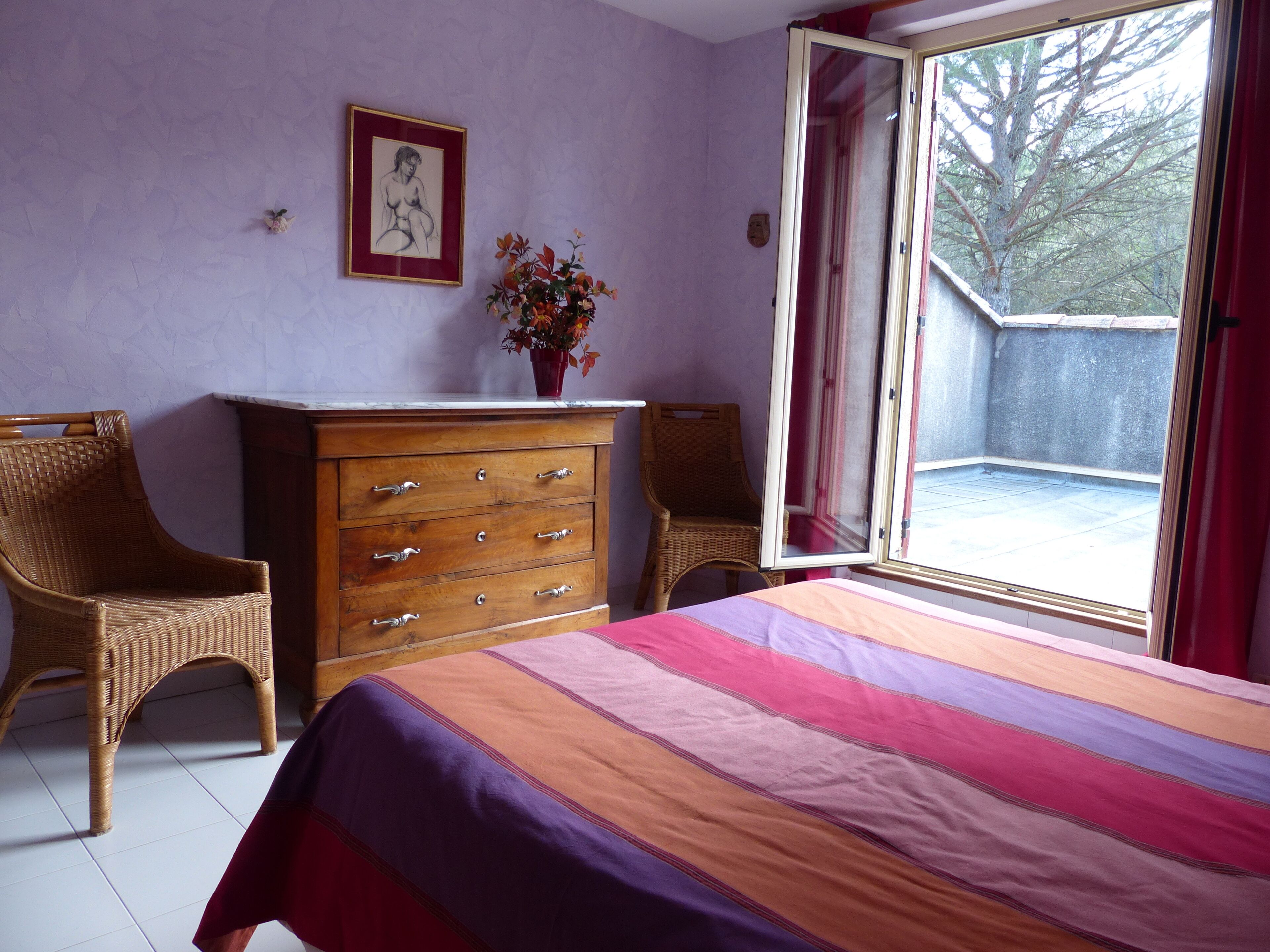 At the edge of Provence, on raised ground. Wellness and quiet assured