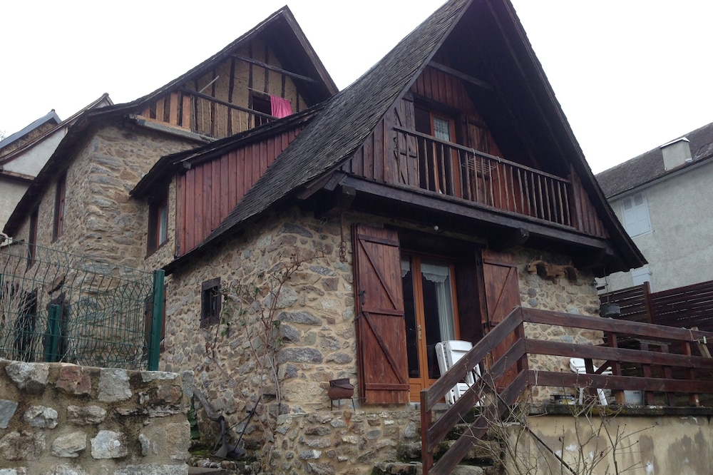 Detached village house 700 m alt south full with small garden