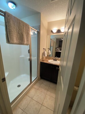 وحدات دش مع أحواض استحمام، مجففات شعر، مناشف، ورق حمّام