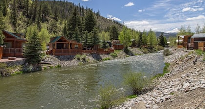 Cozy Cabin on the River. 1 Bed 1 Bath Patio w/ BBQ