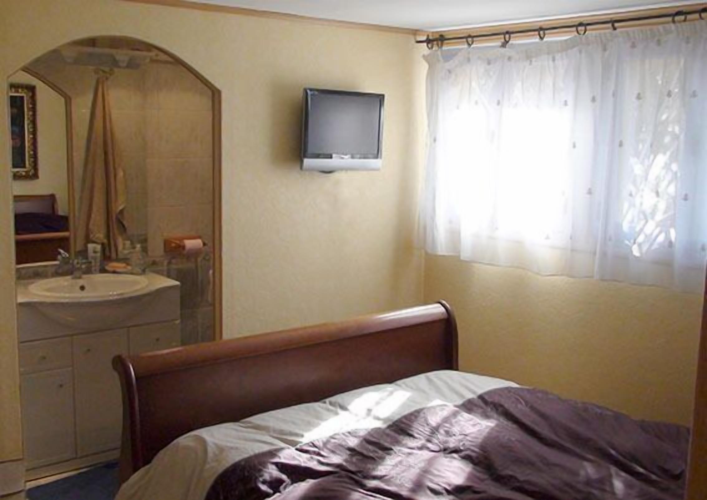 Large house facing the vineyards, in a quiet environment