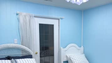 5 bedrooms, iron/ironing board, WiFi, bed sheets