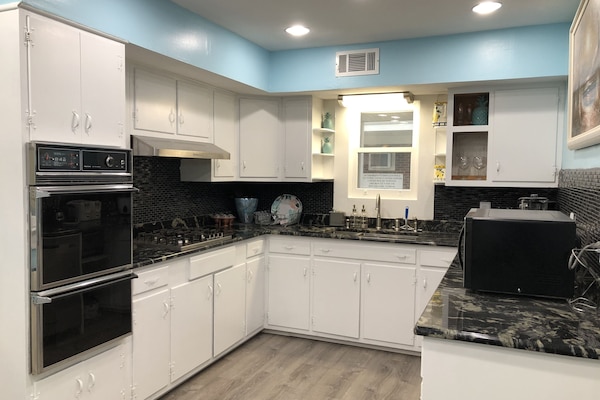 Køleskab, mikrobølgeovn, ovn, kogeplade