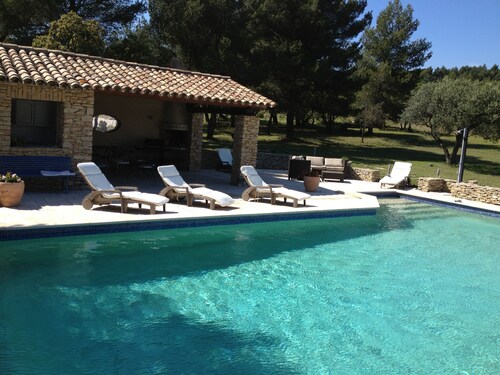 Villa in a beautiful setting with views, very quiet. Large fenced property