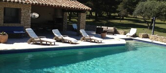 Villa dans un cadre magnifique avec vue, trÚs calme . Grande propriété clÎturé