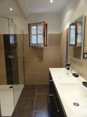 Dusche, Haartrockner, Handtücher