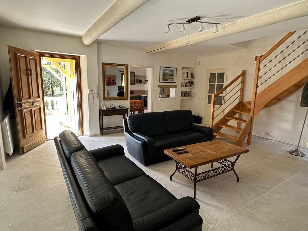 Fernseher, Kamin, DVD-Player, Bücher