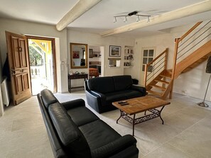 Fernseher, Kamin, DVD-Player, Bücher