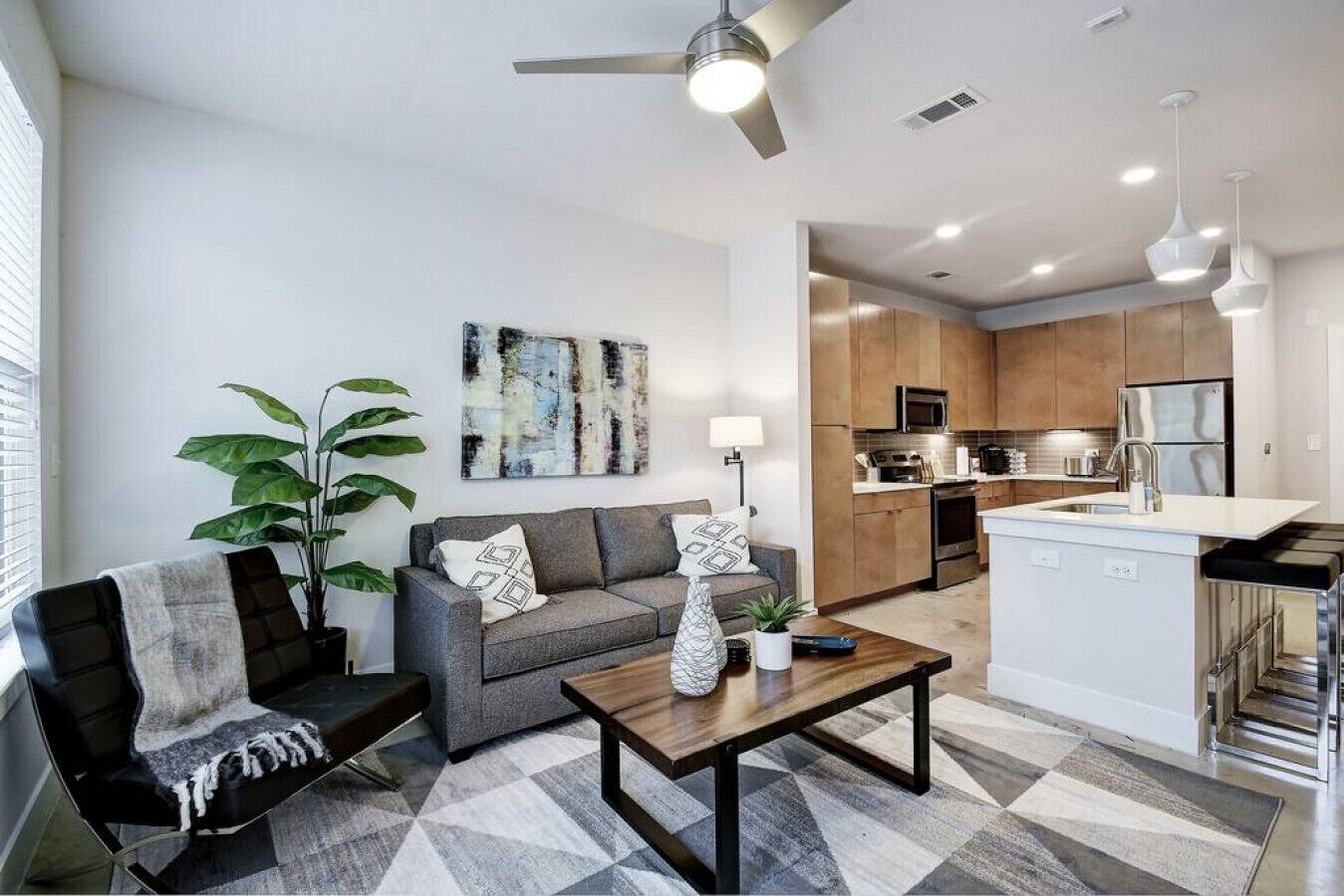 Southtown Modern | Pool | Netflix | Coffee + Tea