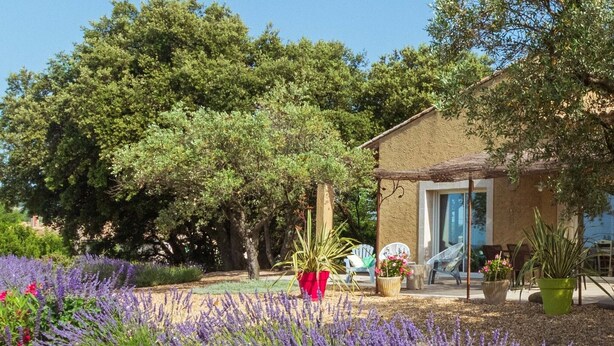 A house with a garden featuring lavender, a patio with chairs, and a wooden fence. - Pleasant, sunny villa (Vaison la Romaine)