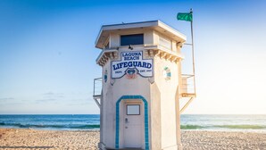 Torre de salvavidas en la estación de salvavidas de Laguna Beach, con vista despejada al océano.