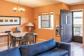 Smart TV, books - Red Rock Casita - minutes from Bell Rock w/ Golf/Tennis/Pickleball/Hot Tub/Pool (Sedona)