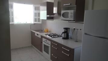 Kylskåp, mikrovågsugn, ugn och spishäll