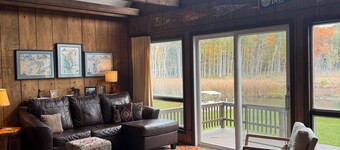 Dad's Paradise on Pigeon Cove offers WaterFront Sunrise Views and Lake Access!